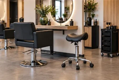 Compacte kapperskruk naast een kappersstoel in een kapsalon