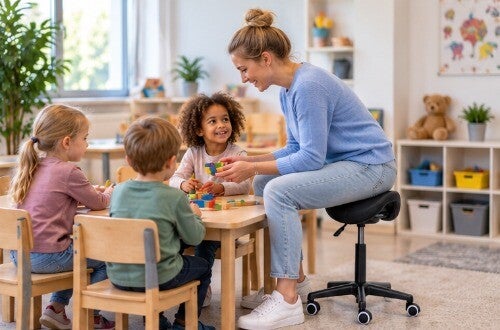 Juffrouw zit op zadelkruk