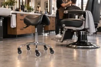 Zadelkruk met kapperswielen in een professionele kapsalon