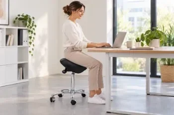 Zadelkruk op normale zithoogte bij een standaard werkplek