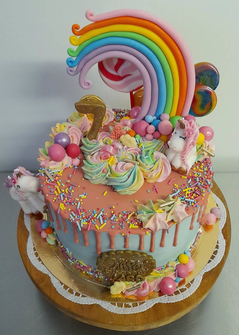 015regenboogunicorntaart.jpg