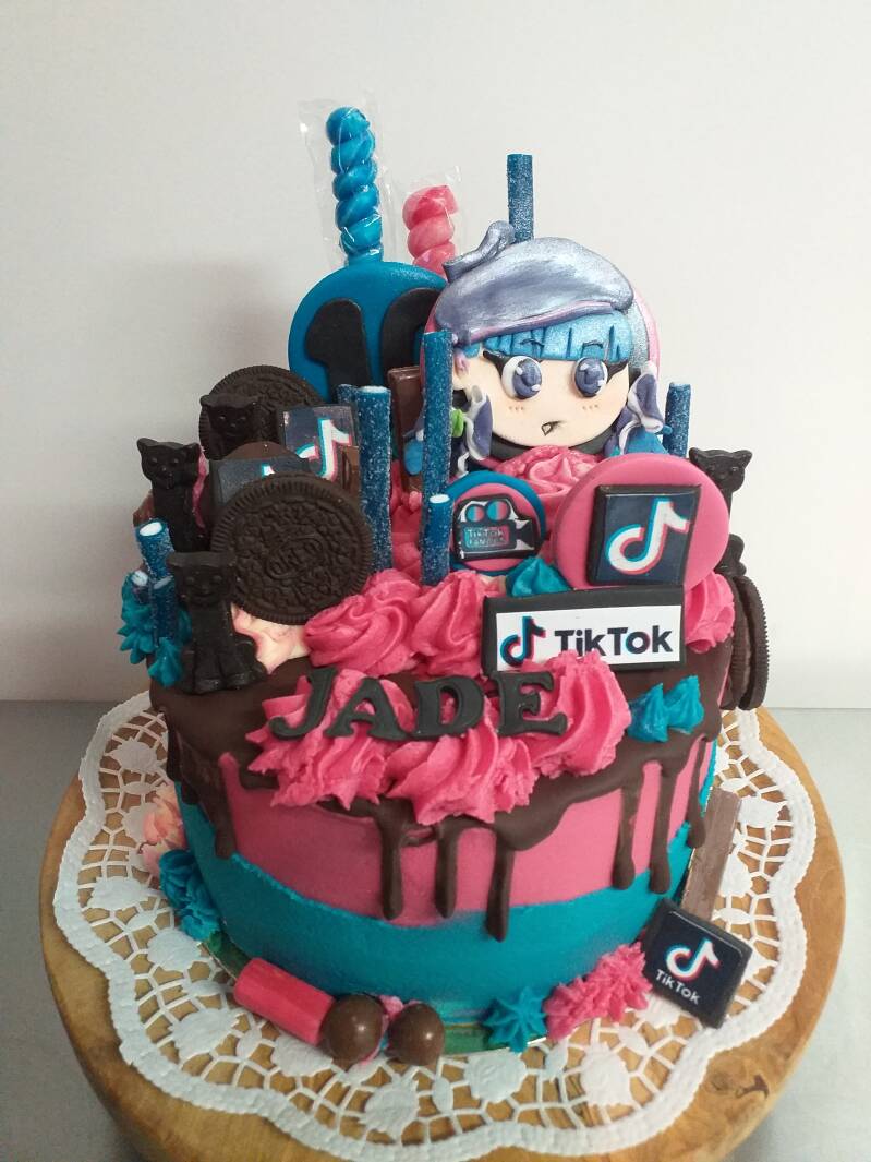 06-tiktokdripcake.jpg