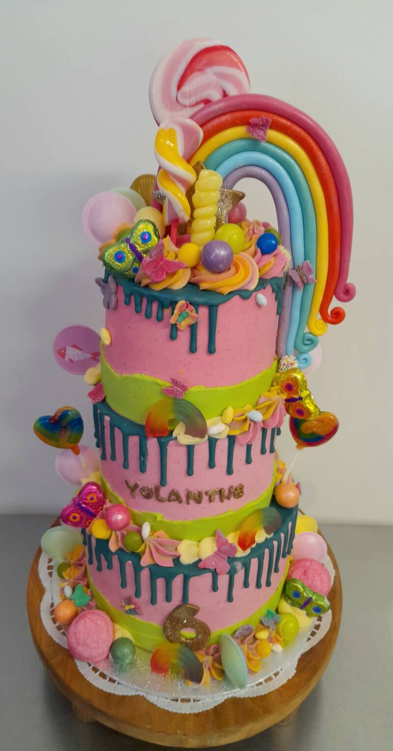 10-regenboogcandydripcake.jpg