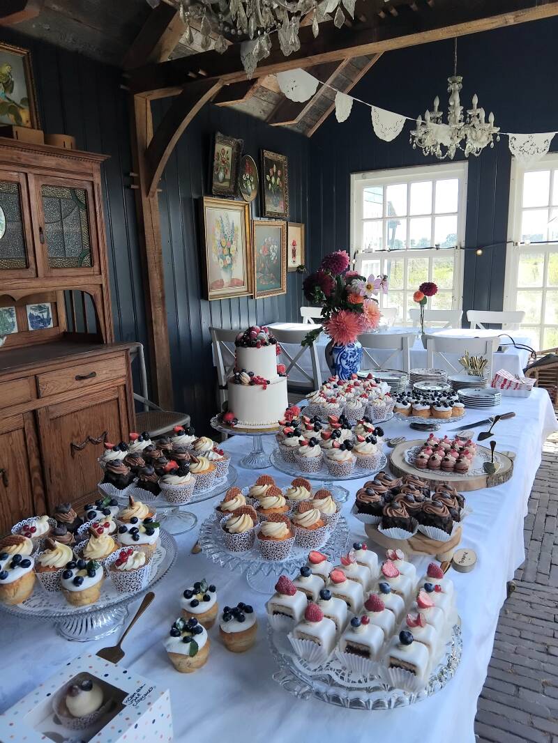 37-bruidstaart-sweet-table-standard.jpg