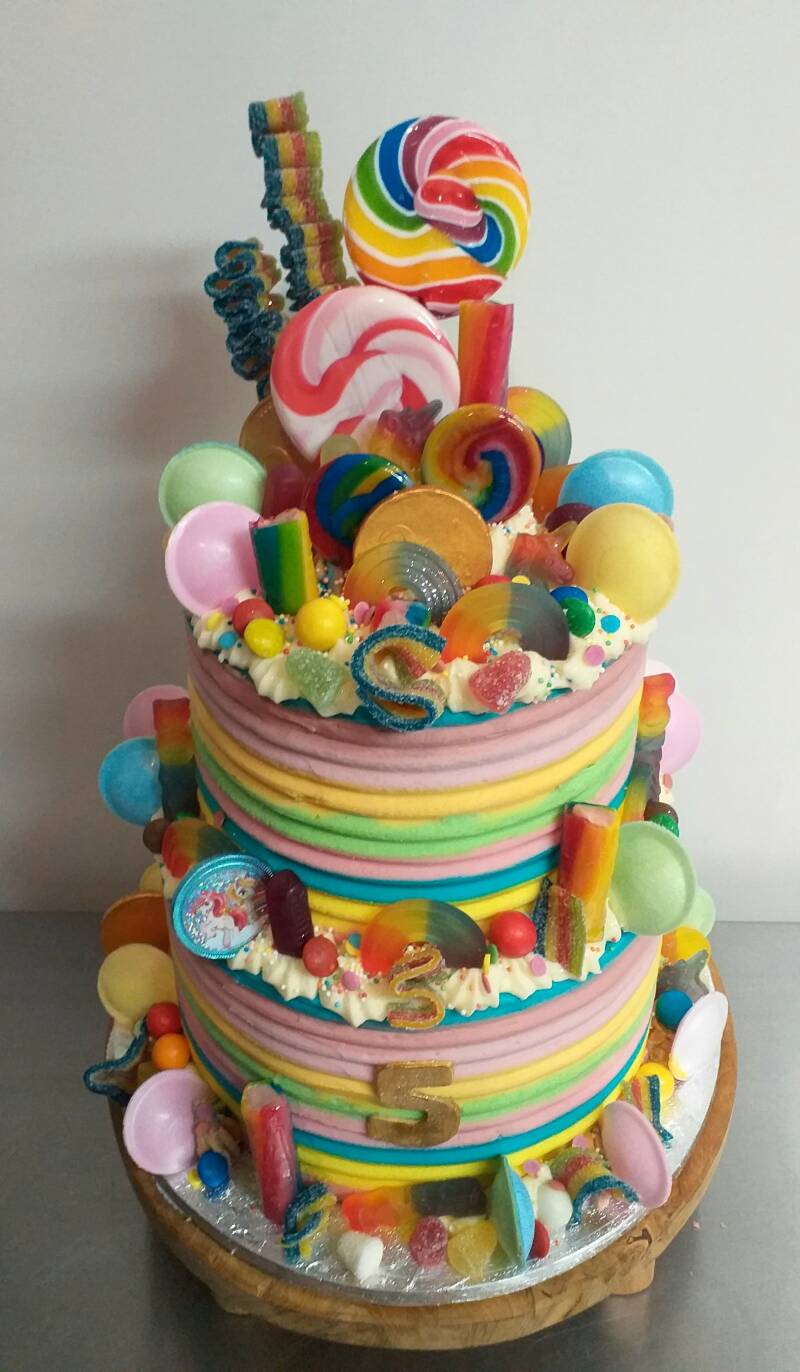 50regenboogcandycake.jpg