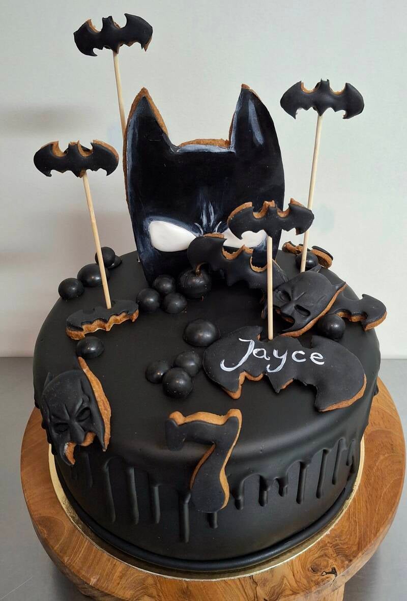 88-batmantaart-dripcake-standard.jpg