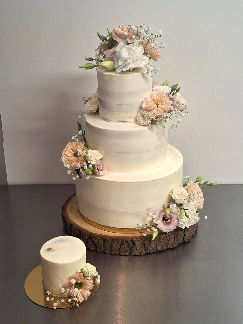 bruidstaart-met-bloemen-standard.jpg