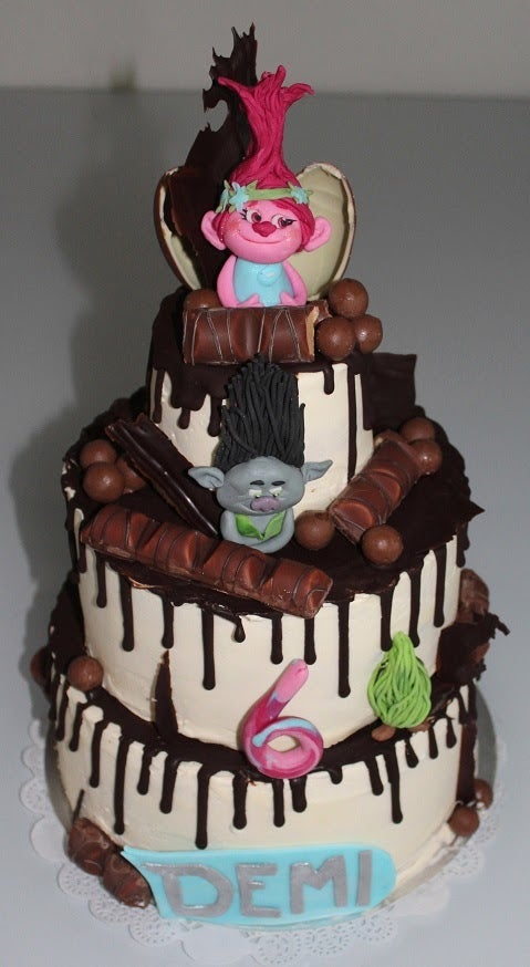 829- Dripp cake trolls.JPG