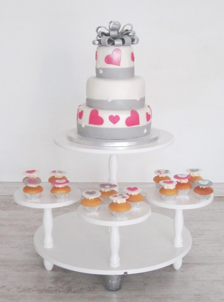 813- Bruidstaart met mini cupcakes.JPG