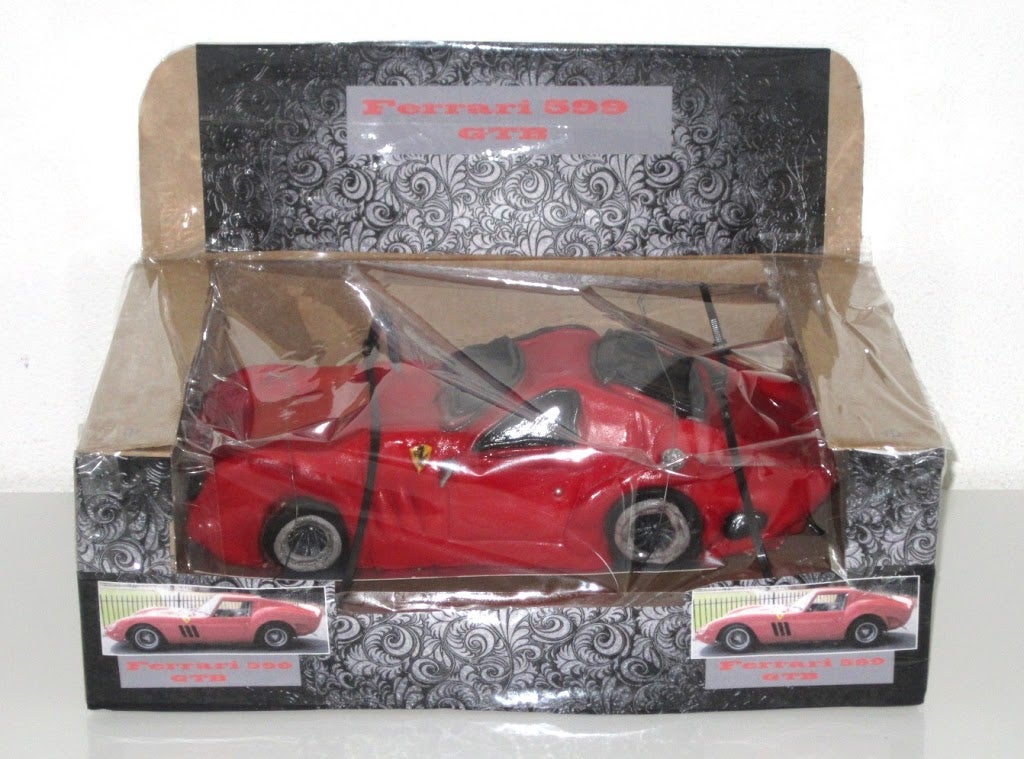 877- Ferrari taart in doos.JPG