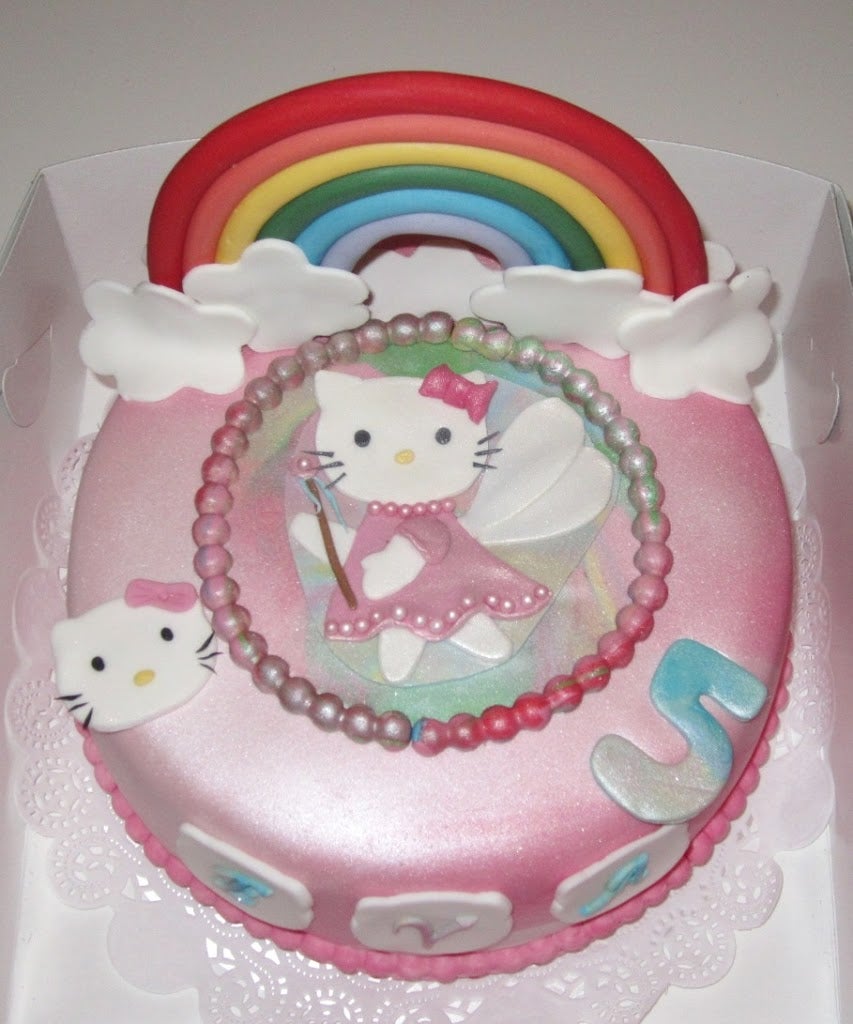 882- Hello Kitty regenboog taart.JPG