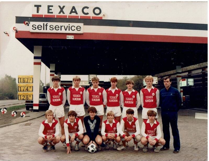 Foto 12. WK A1. Voorafgaand aan internationaal jeugdtoernooi. Namen: zie onderaan de fotoserie.