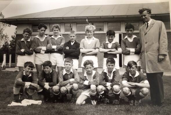 Lens toernooi 1965. Vlnr: Hans Zijdenbos, Peter Hooning, JeanPaul Karduks, Dick Koper, Wim Akkermans, Robin Isselman, ? , leider Charles van Wely; Paul Koning, ?, Peter Taal, Hans Toet, Rob Wijtenburg, Ruud Seriese.