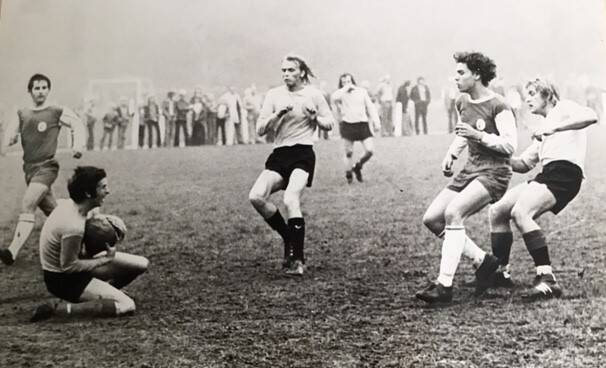 '72/'73. VVP - WK ( 2-0 verloren). Keeper Ron van Helvoort, Ed van Schip (links) en Rob Wijtenburg klaren deze situatie.