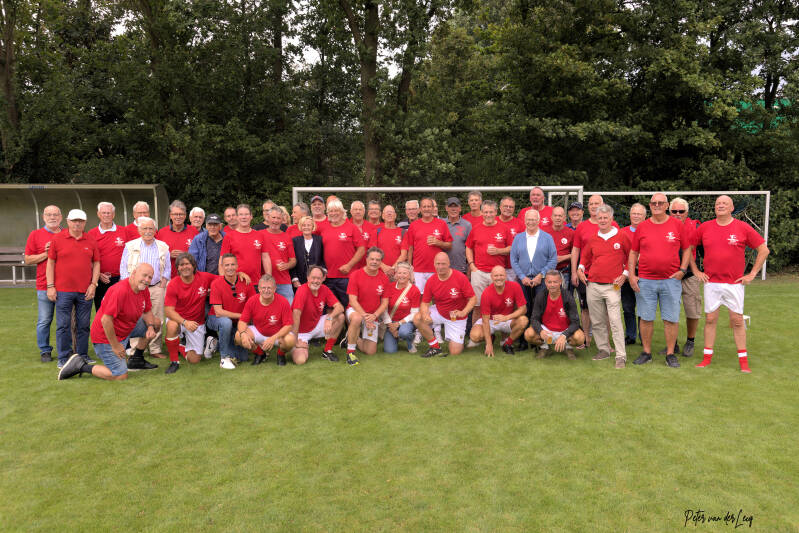 Rood-witte reünie-bezoekers.