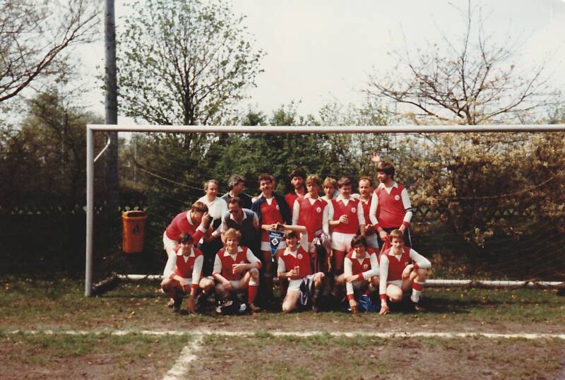 Elftalfoto mét HSV-vaantje.