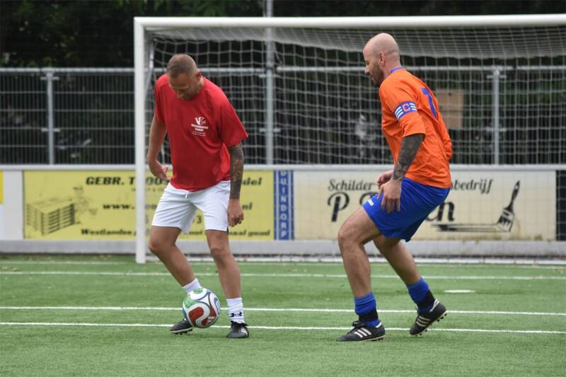 Barry focust op de bal.
