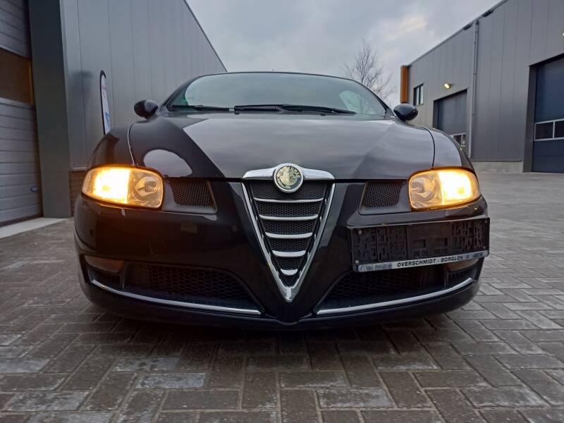 Alfa Gt Grill front