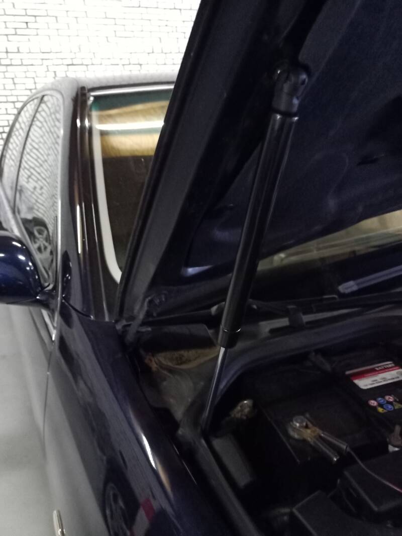 Gasveer rechts motorkap lexus ls430