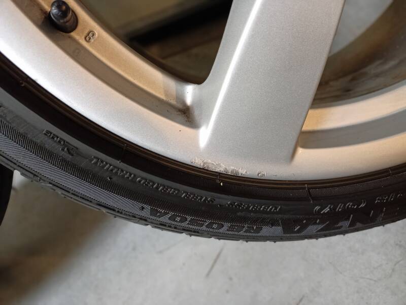 Porsche 3.2S 986 lichte beschadiging velg