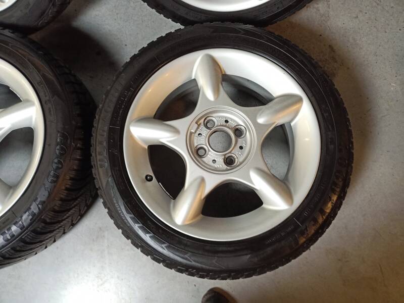 goede en miie set licht metalen velgen Mini r53 Zwolle. Goed profiel winterband