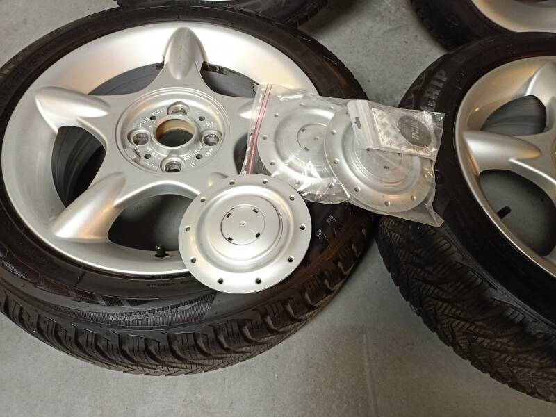 In zeer mooie staat Velgen van een Mini|: 16 inch met nieuwe naafkappen en logo.
