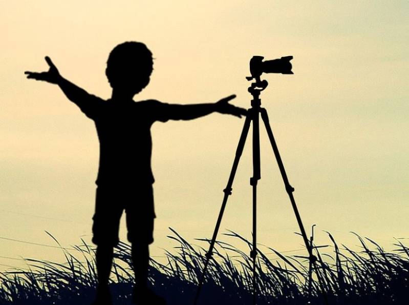 filmcamera kind buiten