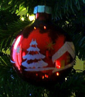 kerstbal rood met sneeuwfiguur