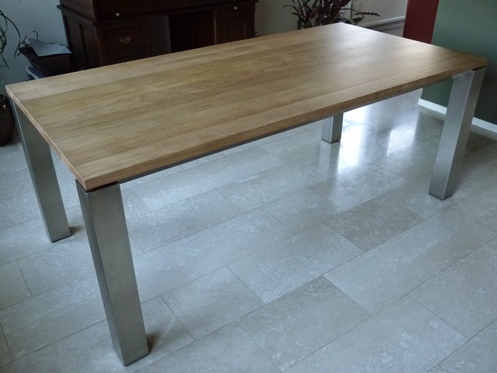 Zwevend vlak tafelonderstel met een eikenblad.GEWELDIG MOOI!