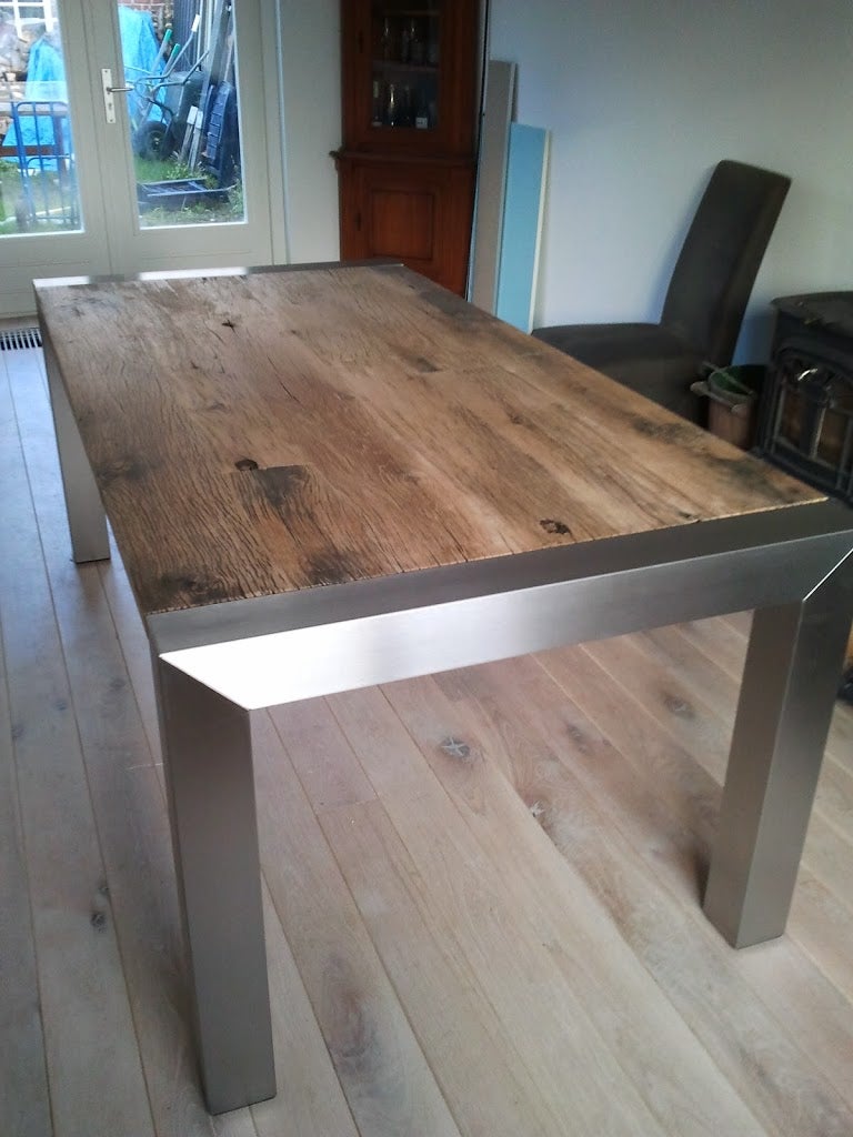 Verdiept onderstel met een blad door de klant verzorgd.