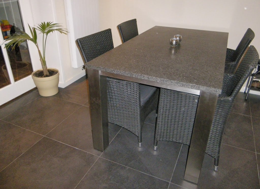 Vlak onderstel met een granieten blad.Koker 100x100x2