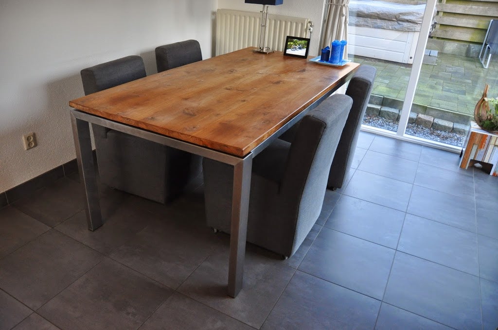 Vlak onderstel onder verstek gezaagd met een blad door de klant bedacht.