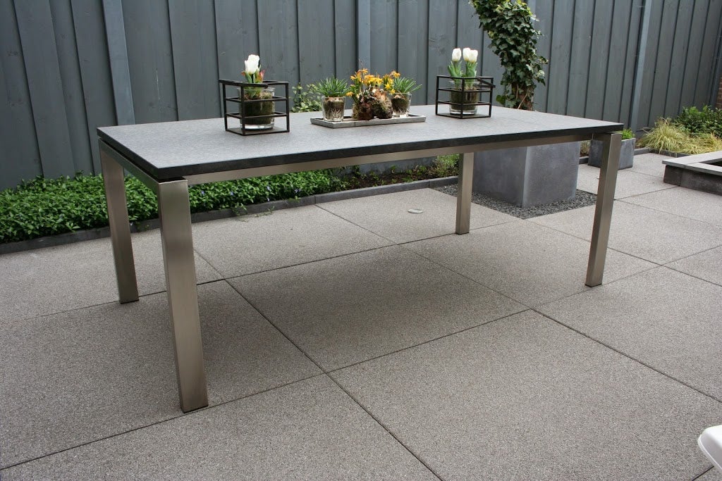 Zwevend tafelonderstel met een blad door de klant bedacht