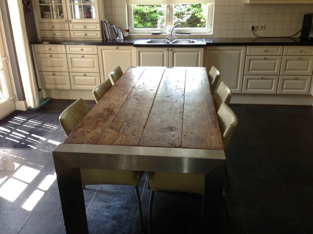 Verdiep onderstel met een blad van oude balken.Geweldig mooi bedacht door de klant!