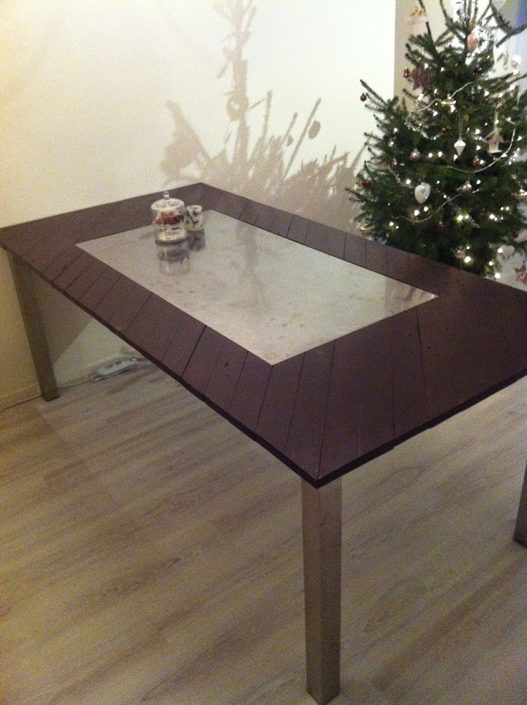 Rvs Onderstel met een blad door de klant bedacht met een inleg van RVS