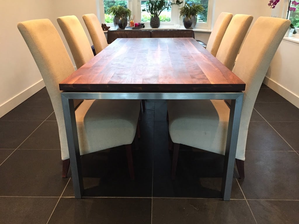 Zwevend onderstel onder verstek gezaagd. En een prachtig blad door de klant helemaal geschuurd en gelakt.Een aanwinst voor u woning!!