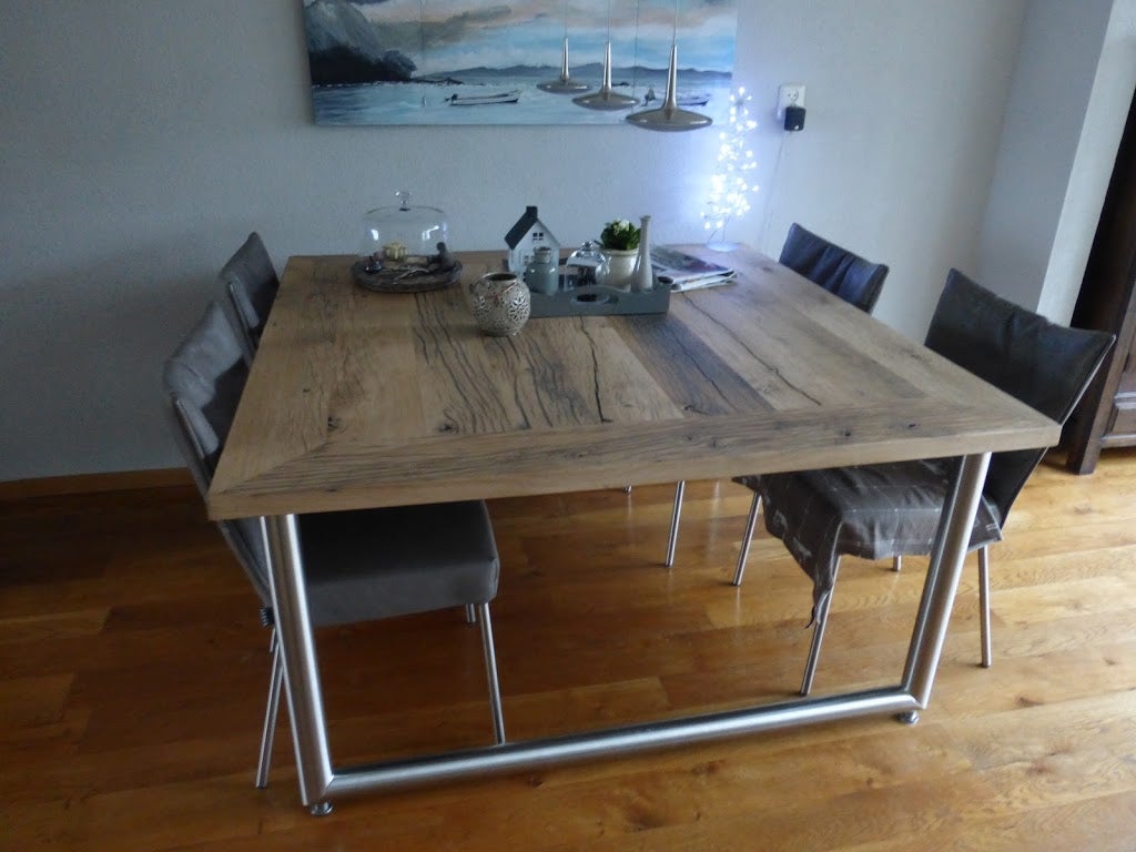 Prachtige eetkamertafel met een heel speciaal rvs onderstel