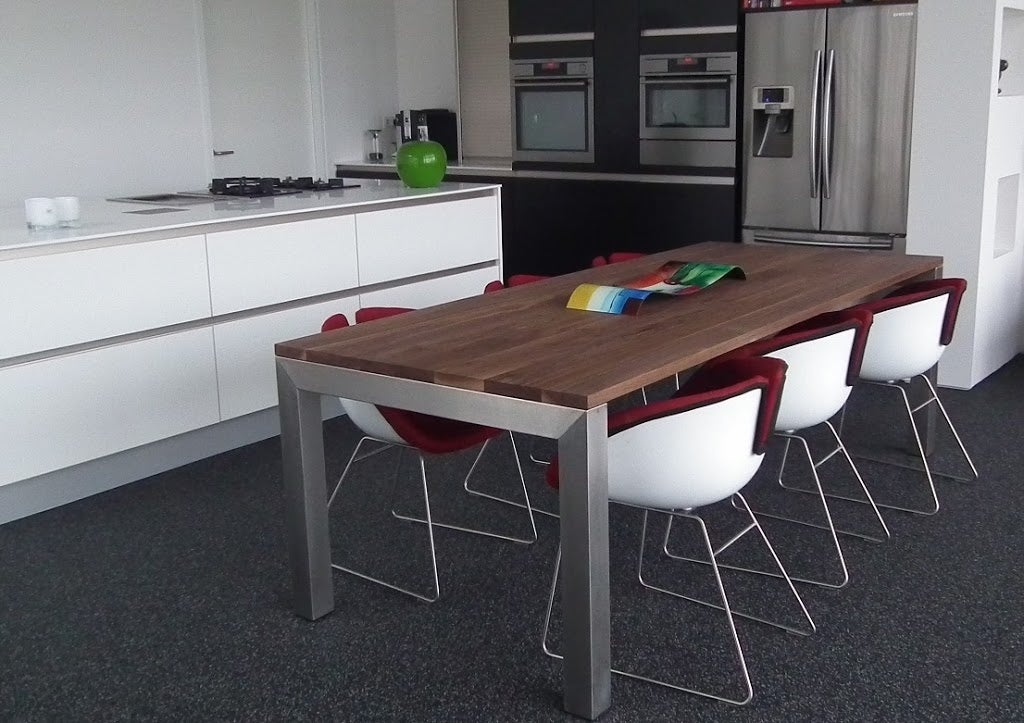 Prachtig mooie rvs eetfafel met mooie kuipstoeltjes..jpg