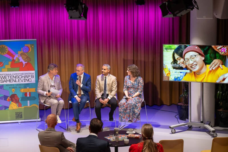 Tijdens het panelgesprek reflecteren lector en hoogleraar Gera Nagelhout (Avans Hogeschool en Maastricht University), voorzitter van ZonMw Arfan Ikram (NWO) en minister Eppo Bruins op het belang van de missie van NEWS.
