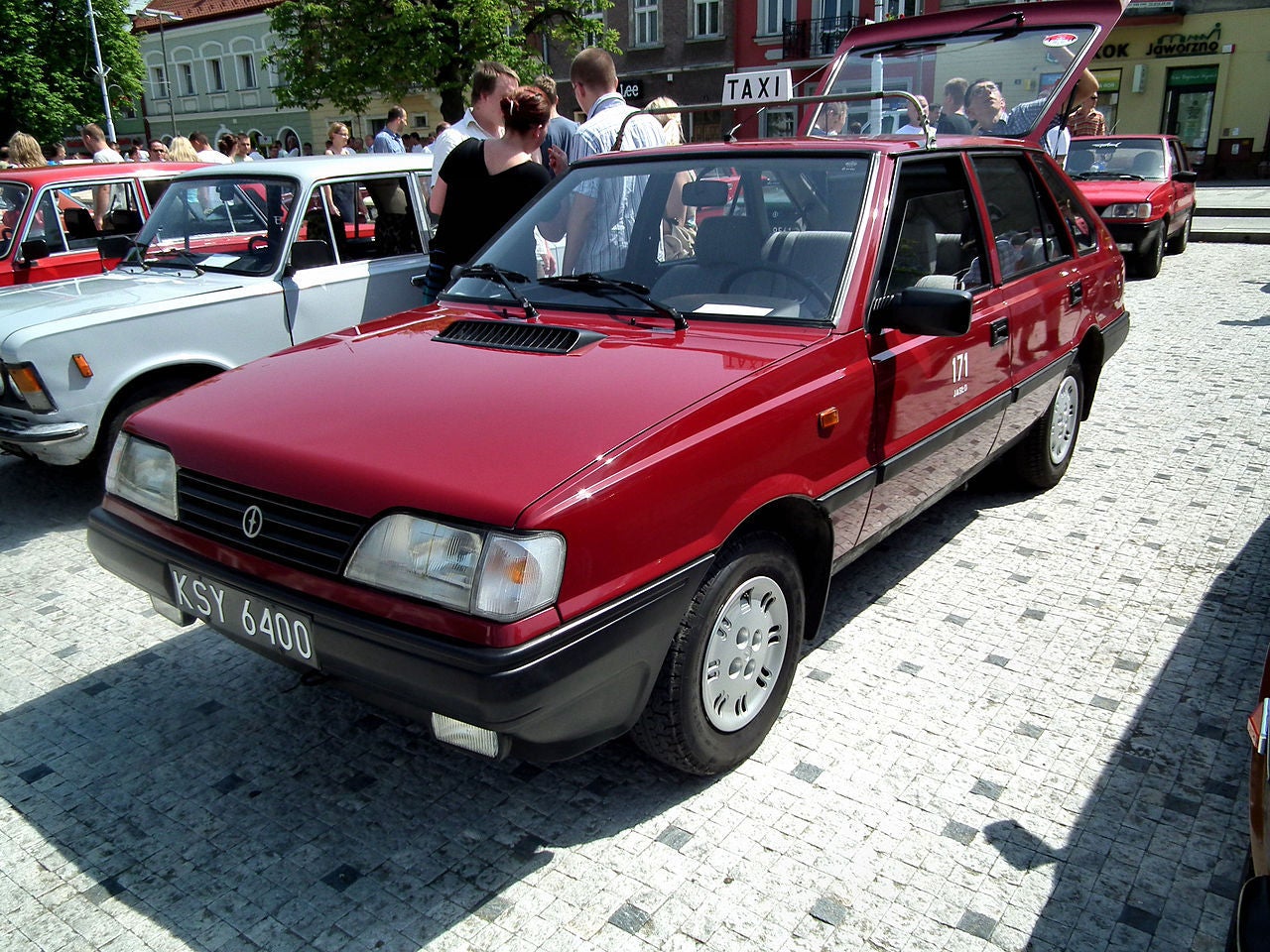1280px-FSO_Polonez_Caro_MR91_16_GLE_red_Jaso_2-1.jpg