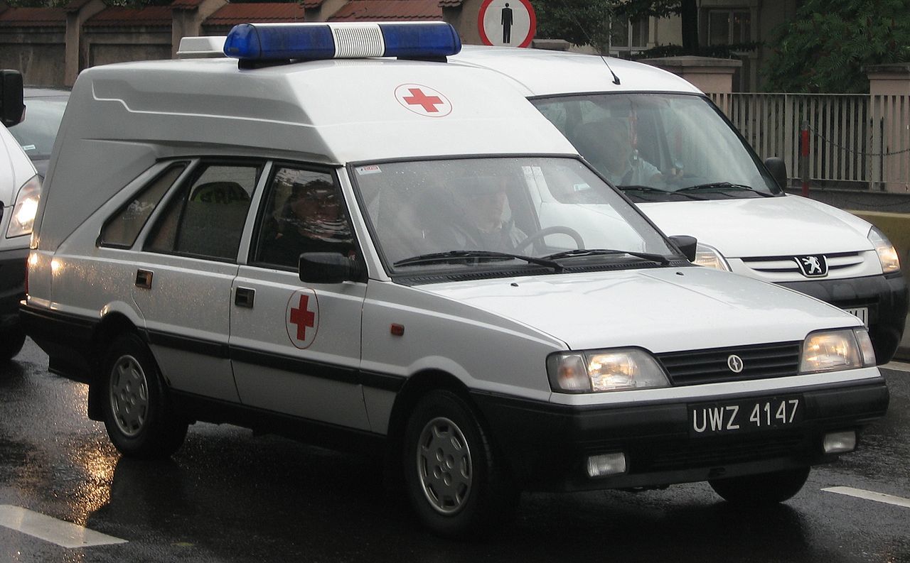 1280px-FSO_Polonez_Cargo_16_GLE-based_military_ambulance_on_Konopnickiej_avenue_in_Krakw-1.jpg