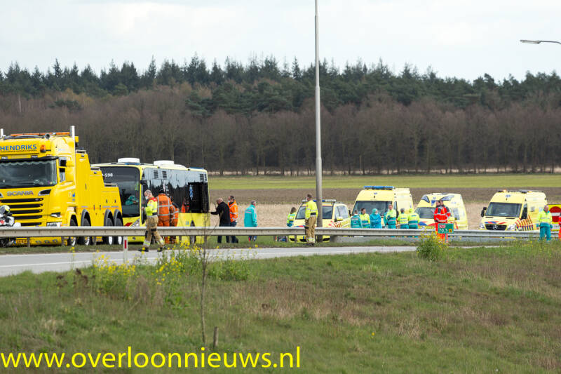 DefecteambulancebusmetcoronapatientenstrandtopdeA73afritVierlingsbeek30-03-2020--2.jpg