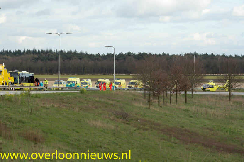DefecteambulancebusmetcoronapatientenstrandtopdeA73afritVierlingsbeek30-03-2020--3.jpg