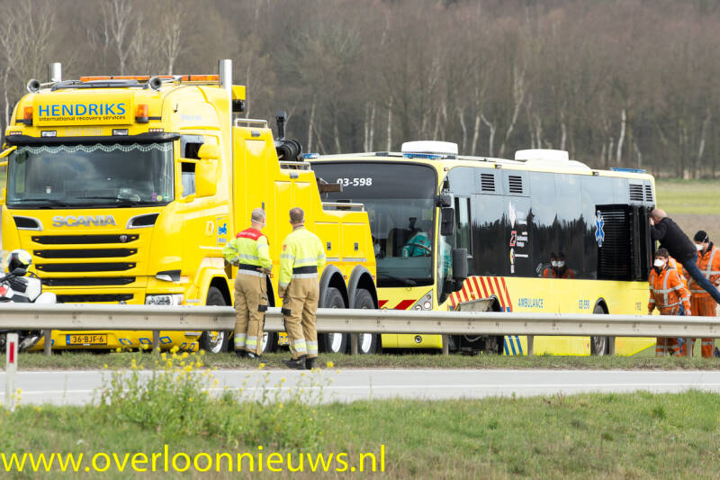 DefecteambulancebusmetcoronapatientenstrandtopdeA73afritVierlingsbeek30-03-2020--5.jpg