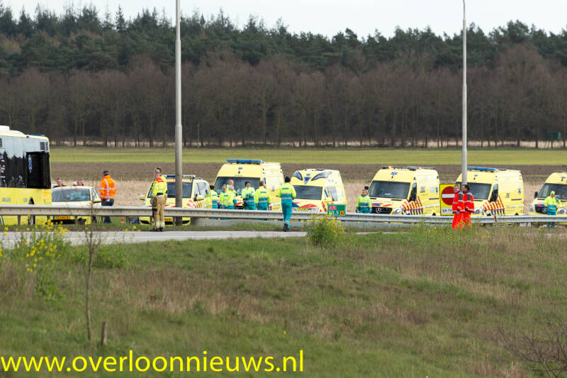 DefecteambulancebusmetcoronapatientenstrandtopdeA73afritVierlingsbeek30-03-2020--6.jpg