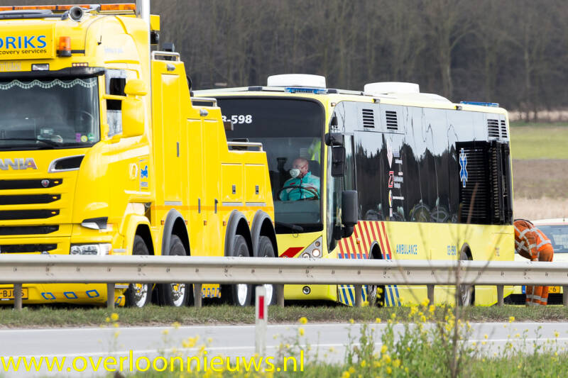 DefecteambulancebusmetcoronapatientenstrandtopdeA73afritVierlingsbeek30-03-2020--7.jpg