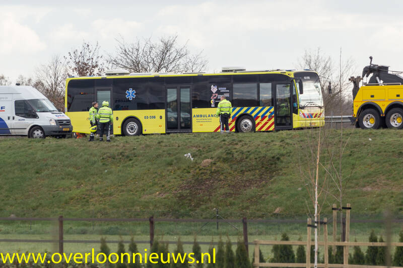DefecteambulancebusmetcoronapatientenstrandtopdeA73afritVierlingsbeek30-03-2020--9.jpg