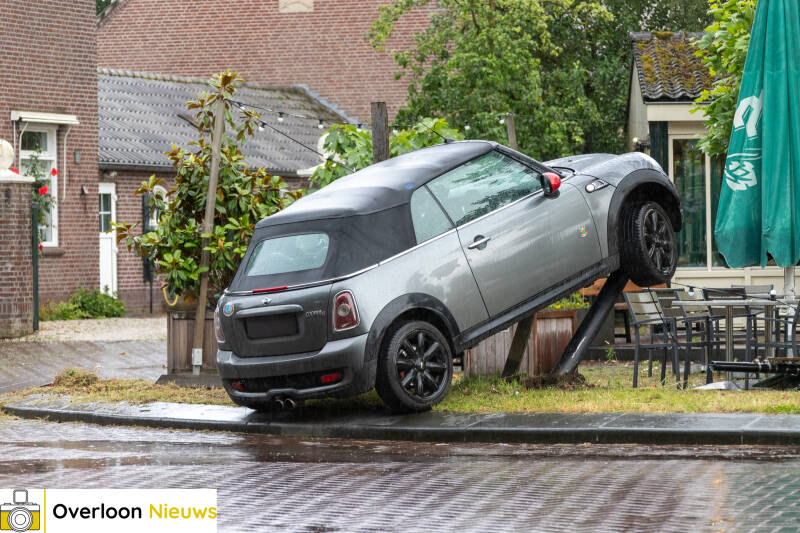 auto-botst-tegen-lantaarnpaal-na-stuurcorrectie-09-06-2026-01-standard.jpg