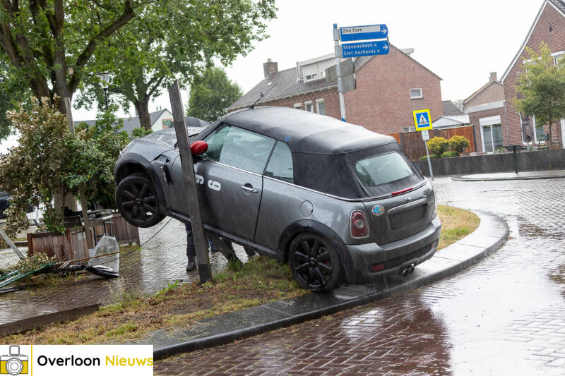 auto-botst-tegen-lantaarnpaal-na-stuurcorrectie-09-06-2026-06-standard.jpg