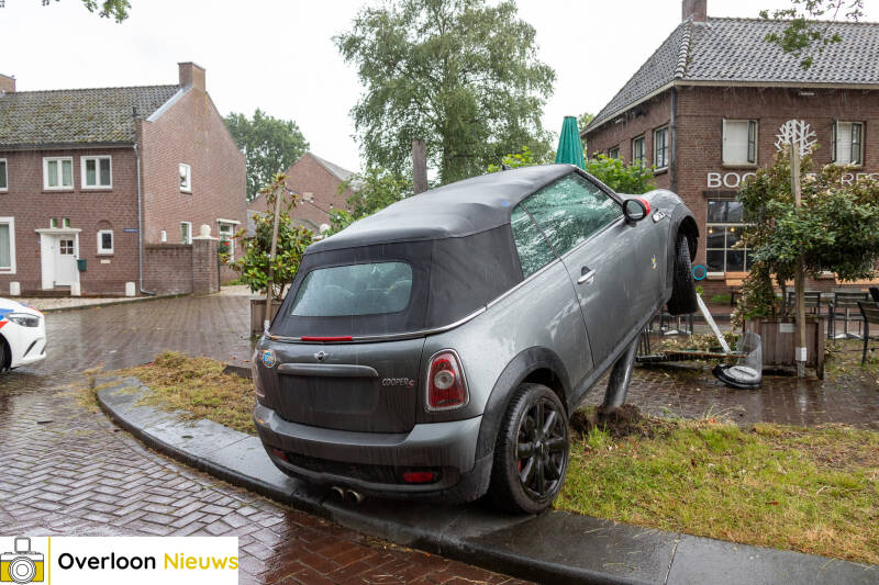 auto-botst-tegen-lantaarnpaal-na-stuurcorrectie-09-06-2026-08-standard-rbhq4a.jpg